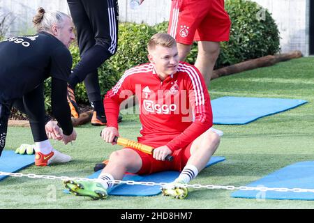 , PORTUGAL - 4. JANUAR: Perr Schuurs von Ajax während der Trainingssitzung Ajax am Nachmittag des 2. Tages auf der Quinta do Lago am 4. Januar 2022 in Portugal. (Foto von Ben Gal/Orange Picters) Stockfoto