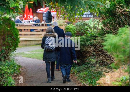 Maidenhead, Anford, Großbritannien. 3rd. Januar 2022. Die Menschen waren heute wieder draußen und genossen das milde Wetter auf Boulter's Lock Island neben der Themse in Maidenhead. Die Temperaturen werden ab morgen sinken.Quelle: Maureen McLean/Alamy Stockfoto