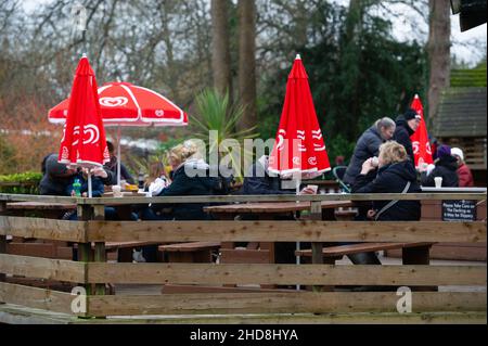 Maidenhead, Anford, Großbritannien. 3rd. Januar 2022. Die Menschen waren heute wieder draußen und genossen das milde Wetter auf Boulter's Lock Island neben der Themse in Maidenhead. Die Temperaturen werden ab morgen sinken.Quelle: Maureen McLean/Alamy Stockfoto