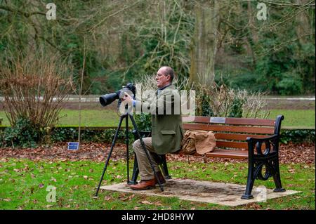 Maidenhead, Anford, Großbritannien. 3rd. Januar 2022. Die Menschen waren heute wieder draußen und genossen das milde Wetter auf Boulter's Lock Island neben der Themse in Maidenhead. Die Temperaturen werden ab morgen sinken.Quelle: Maureen McLean/Alamy Stockfoto