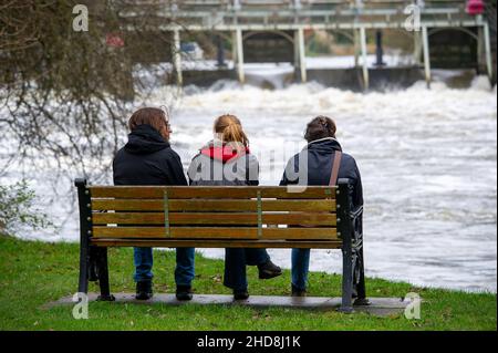 Maidenhead, Anford, Großbritannien. 3rd. Januar 2022. Die Menschen waren heute wieder draußen und genossen das milde Wetter auf Boulter's Lock Island neben der Themse in Maidenhead. Die Temperaturen sollen ab morgen sinken Stockfoto