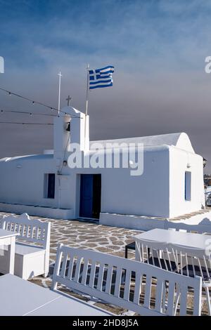 Kirche Sankt Nikolaus weiß getüncht traditionell mit Glockenturm auf Paros Insel Naousa Dorf Kykladen Griechenland. Orthodoxe Kapelle von Agios Nikolaos, Sommer so Stockfoto