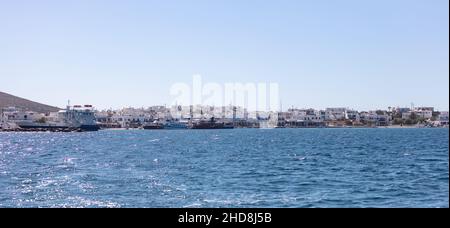 Antiparos Insel Kykladen Griechenland. Panoramablick auf die Hafenboote in der Ägäis funkeln Meer weiß getünchten Gebäude am Meer Geschäfte Café Tavernen blauer Himmel. Summ Stockfoto