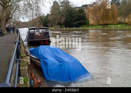 Maidenhead, Anford, Großbritannien. 3rd. Januar 2022. Die Menschen waren heute wieder draußen und genossen das milde Wetter an der Themse in Maidenhead. Die Temperaturen werden ab morgen sinken.Quelle: Maureen McLean/Alamy Stockfoto