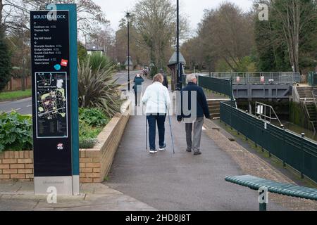 Maidenhead, Anford, Großbritannien. 3rd. Januar 2022. Die Menschen waren heute wieder draußen und genossen das milde Wetter an der Themse in Maidenhead. Die Temperaturen werden ab morgen sinken.Quelle: Maureen McLean/Alamy Stockfoto