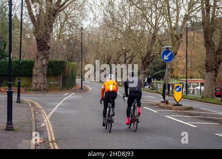 Maidenhead, Anford, Großbritannien. 3rd. Januar 2022. Die Menschen waren heute wieder draußen und genossen das milde Wetter an der Themse in Maidenhead. Die Temperaturen werden ab morgen sinken.Quelle: Maureen McLean/Alamy Stockfoto