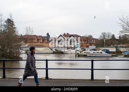 Maidenhead, Anford, Großbritannien. 3rd. Januar 2022. Die Menschen waren heute wieder draußen und genossen das milde Wetter an der Themse in Maidenhead. Die Temperaturen werden ab morgen sinken.Quelle: Maureen McLean/Alamy Stockfoto