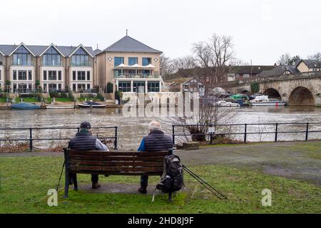 Maidenhead, Anford, Großbritannien. 3rd. Januar 2022. Die Menschen waren heute wieder draußen und genossen das milde Wetter an der Themse in Maidenhead. Die Temperaturen werden ab morgen sinken.Quelle: Maureen McLean/Alamy Stockfoto