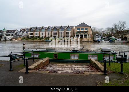 Maidenhead, Anford, Großbritannien. 3rd. Januar 2022. Die Menschen waren heute wieder draußen und genossen das milde Wetter an der Themse in Maidenhead. Die Temperaturen werden ab morgen sinken.Quelle: Maureen McLean/Alamy Stockfoto