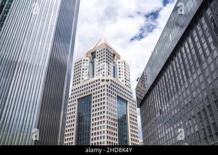 Pittsburgh, Pennsylvania, USA – 12. Mai 2021: Blick auf hohe Bürogebäude mit blauem Himmel und Wolken in der Innenstadt von Pittsburgh Stockfoto