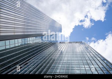 Pittsburgh, Pennsylvania, USA – 12. Mai 2021: Blick auf hohe Bürogebäude mit blauem Himmel und Wolken in der Innenstadt von Pittsburgh Stockfoto