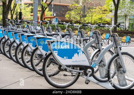 Pittsburgh, Pennsylvania, USA - 12. Mai 2021: Gesunde Fahrt mit dem Fahrrad Share Station. Das Pittsburgh Bike Share System verfügt über 100 Stationen und 550 Fahrräder. Stockfoto