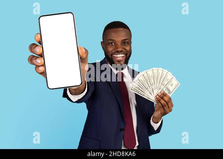 Online-Gewinn. Aufgeregt Schwarzen Geschäftsmann Holding Blank Smartphone Und Dollar Cash Stockfoto