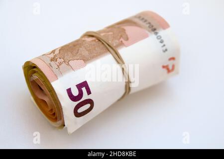 Aufgerollt 50-Euro-Banknoten isoliert auf weißem Hintergrund Stockfoto