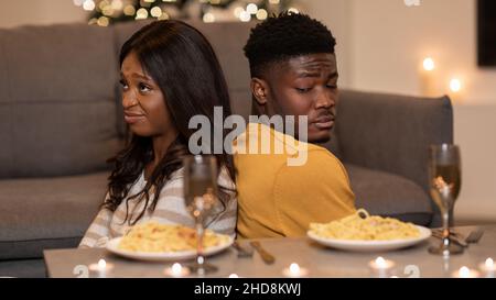 Unzufrieden Afrikanisches Paar nach Streit mit Bad Valentine's Date Indoor Stockfoto