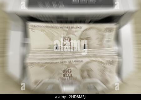 Türkische Lira-Banknoten in einer Geldzählmaschine Stockfoto