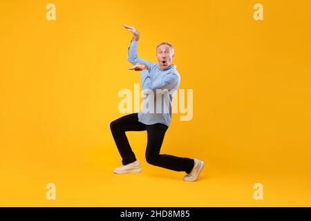 Lächelnder reifer Mann, der Musik tanzt, Disco Stockfoto