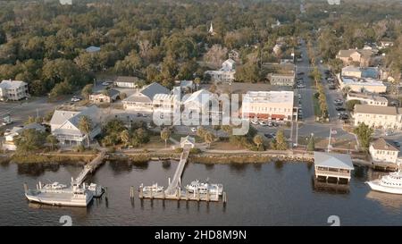 Luftaufnahme der Innenstadt von St Marys, Georgia und des St Marys River bei Sonnenuntergang. Stockfoto