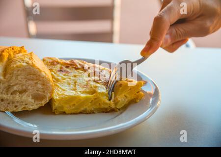 Spanisches Omelett essen. Spanien. Stockfoto