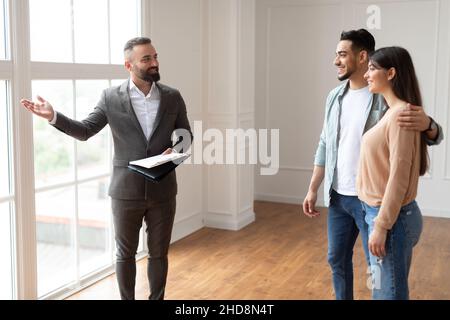Immobilienmakler Zeigt Immobilien Für Junge Käufer Stockfoto