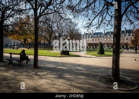 Der ikonische Place des Vosges in Paris, Frankreich. Stockfoto