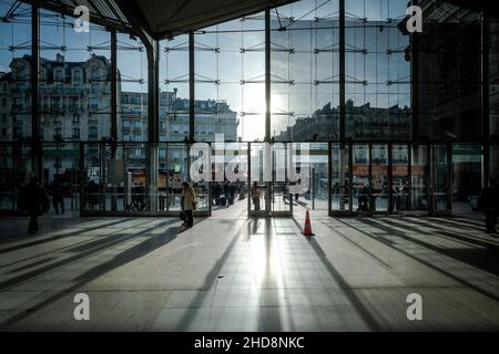Blick auf Reisende am Bahnhof Gare du Nord in Paris, Frankreich. Diese Station gilt als die verkehrsreichste in Europa, die jährlich 190 Millionen Passagiere bedient Stockfoto