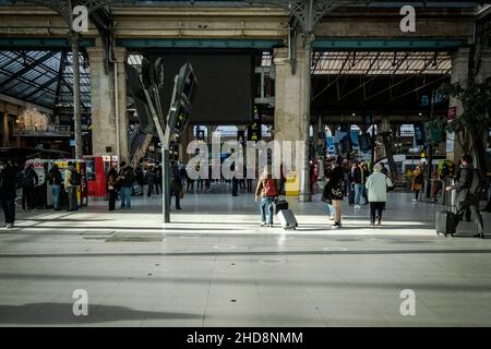 Blick auf Reisende am Bahnhof Gare du Nord in Paris, Frankreich. Diese Station gilt als die verkehrsreichste in Europa, die jährlich 190 Millionen Passagiere bedient Stockfoto