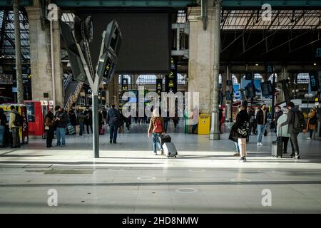 Blick auf Reisende am Bahnhof Gare du Nord in Paris, Frankreich. Diese Station gilt als die verkehrsreichste in Europa, die jährlich 190 Millionen Passagiere bedient Stockfoto