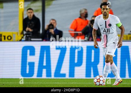 BRÜGGE, BELGIEN - 15. SEPTEMBER: Marquinhos von Paris Saint-Germain läuft mit dem Ball während des UEFA Champions League Group Stage-Spiels zwischen dem Club Brugge und Paris Saint-Germain am 15. September 2021 im Jan Breydelstadion in Brügge, Belgien (Foto: Joris Verwijst/Orange Picches) Stockfoto