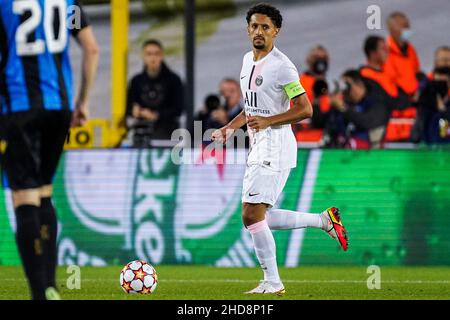 BRÜGGE, BELGIEN - 15. SEPTEMBER: Marquinhos von Paris Saint-Germain läuft mit dem Ball während des UEFA Champions League Group Stage-Spiels zwischen dem Club Brugge und Paris Saint-Germain am 15. September 2021 im Jan Breydelstadion in Brügge, Belgien (Foto: Joris Verwijst/Orange Picches) Stockfoto