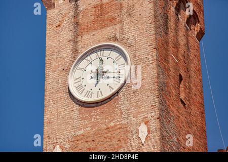 Uhrturm oder Torre Civica in Italienisch in Treviso in Italien an einem sonnigen Tag Stockfoto