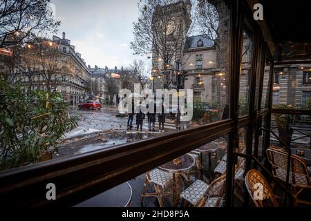 Blick auf die Straßen von montmartre von einem Restaurant aus. Paris, Frankreich. Stockfoto