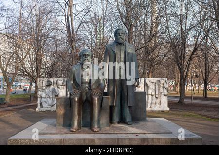 22.12.2021, Berlin, Deutschland, Europa - Marx-Engels-Forum in einem grünen Bezirk in Mitte mit den Bronzestatuen von Karl Marx und Friedrich Engels. Stockfoto