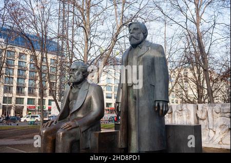 22.12.2021, Berlin, Deutschland, Europa - Marx-Engels-Forum in einem grünen Bezirk in Mitte mit den Bronzestatuen von Karl Marx und Friedrich Engels. Stockfoto