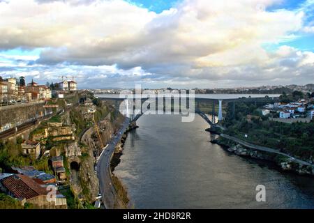 Alte und neue Eisenbahnbrücken über den Douro-Fluss in Porto, Portugal Stockfoto