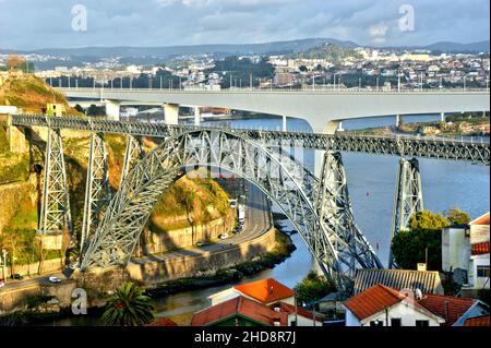 Alte und neue Eisenbahnbrücken über den Douro-Fluss in Porto, Portugal Stockfoto