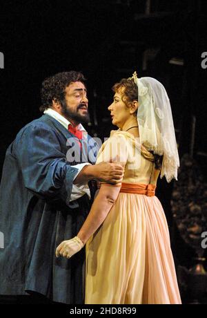 Akt 1: Luciano Pavarotti (Mario Cavaradossi), Carol Vaness (Floria Tosca) in TOSCA von Puccini an der Royal Opera, Covent Garden, London WC2 11/01/2002 Dirigent: Jesus Lopez Cobos Bühnenbild: Renzo Mongiardino Kostüme: Marcel Escoffier Revival Beleuchtung: John B Original lesen Regie: Franco Zeffirelli Revival Regie: John Cox Stockfoto