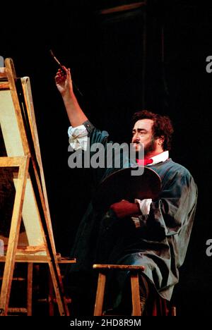 Akt 1: Luciano Pavarotti (Mario Cavaradossi) in TOSCA von Puccini an der Royal Opera, Covent Garden, London WC2 11/01/2002 Dirigent: Jesus Lopez Cobos Bühnenbild: Renzo Mongiardino Kostüme: Marcel Escoffier Revival Beleuchtung: John B Original lesen Regie: Franco Zeffirelli Revival Regie: John Cox Stockfoto