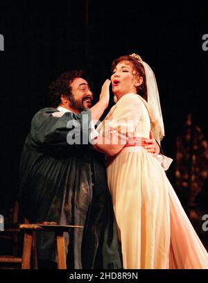 Akt 1: Luciano Pavarotti (Mario Cavaradossi), Carol Vaness (Floria Tosca) in TOSCA von Puccini an der Royal Opera, Covent Garden, London WC2 11/01/2002 Dirigent: Jesus Lopez Cobos Bühnenbild: Renzo Mongiardino Kostüme: Marcel Escoffier Revival Beleuchtung: John B Original lesen Regie: Franco Zeffirelli Revival Regie: John Cox Stockfoto