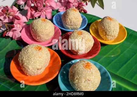 Til ka Laddoo aus Sesamsamen und Jaggery oder Zucker, auch bekannt als Til Baati, serviert für das Makar Sankrant oder das Lohri Festival Stockfoto