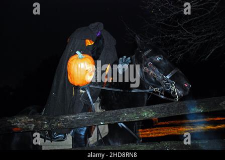 Der kopflose Reiter reitet in Sleepy Hollow während einer Halloween-Party