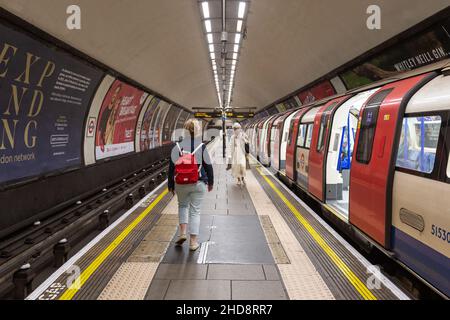 Clapham Common Northern Line-Plattform auf der Londoner U-Bahn Stockfoto