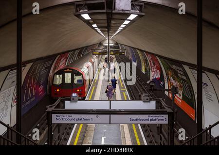 Clapham Common Northern Line-Plattform auf der Londoner U-Bahn Stockfoto