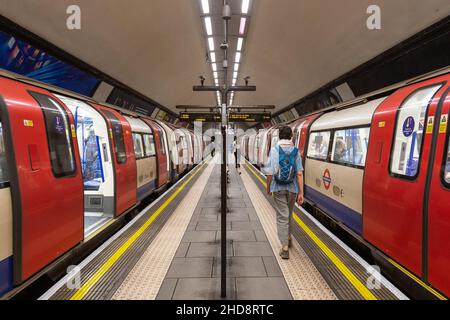 Zwei Northern Line-Züge auf dem Inselplattform am Clapham Common-Bahnhof der Londoner U-Bahn Stockfoto