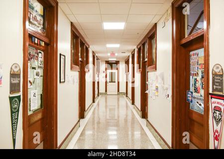Leerer Flur an der Amy Biehl High School, Albuquerque, New Mexico USA Stockfoto