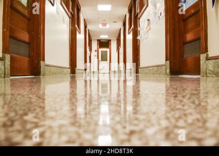 Leerer Flur an der Amy Biehl High School, Albuquerque, New Mexico USA Stockfoto