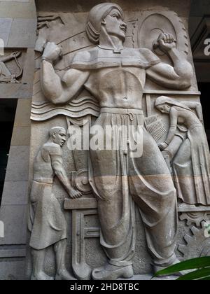 01 04 2022 Skulptur von Arbeitern und Technologie auf Art Deco Gebäude des neuen Indien Assurance Building Mumbai Maharashtra Indien Asien Stockfoto