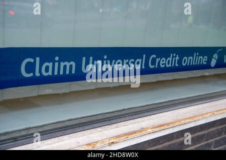 Slough, berkshire, Großbritannien. 30th. Dezember 2021. Ein Banner über die Beantragung von Universalguthaben im Fenster des Job Center Plus. Quelle: Maureen McLean/Alamy Stockfoto