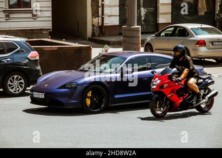 Kiew, Ukraine - 12. Juni 2021: Blauer elektrischer Porsche Taycan in der Stadt Stockfoto