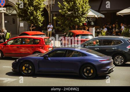 Kiew, Ukraine - 12. Juni 2021: Blauer elektrischer Porsche Taycan in der Stadt Stockfoto